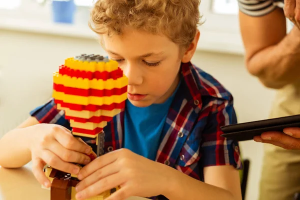 Ωραίο εξειδικευμένο αγόρι που κατασκευάζει ένα μπαλόνι παιχνιδιών — Φωτογραφία Αρχείου