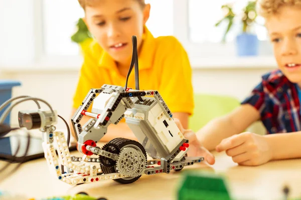 Närbild av en robot som byggs av barn — Stockfoto