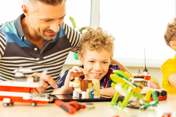 Positivo bom menino feliz desfrutando de sua ocupação — Fotografia de Stock