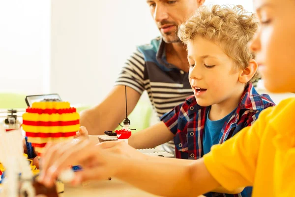 Lycklig söt pojke är stolt över sitt arbete — Stockfoto