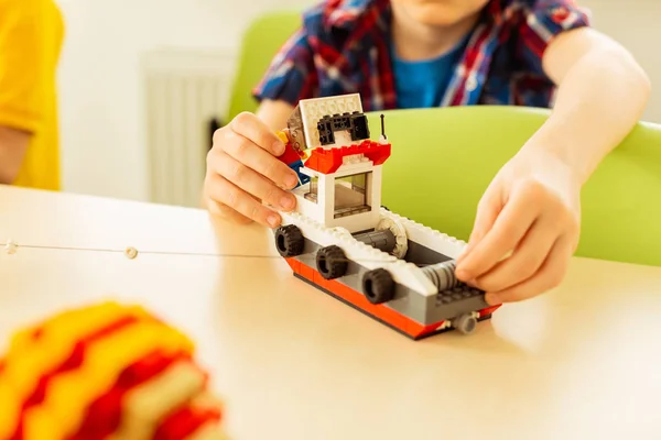 Brinquedo navio de pé sobre a mesa na sala — Fotografia de Stock