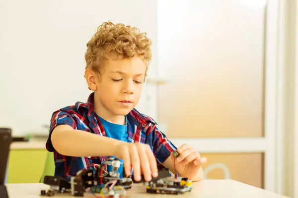聪明的可爱男孩对机器人科学感兴趣 — 图库照片