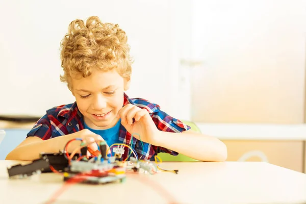 Mutlu sevimli çocuk elektronik detayları bakarak — Stok fotoğraf
