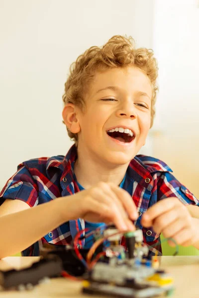 Gioioso ragazzo felice godendo di un sacco di robotica — Foto Stock