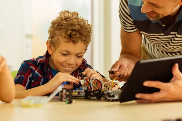 Alegre menino feliz aprendendo a construir brinquedos — Fotografia de Stock