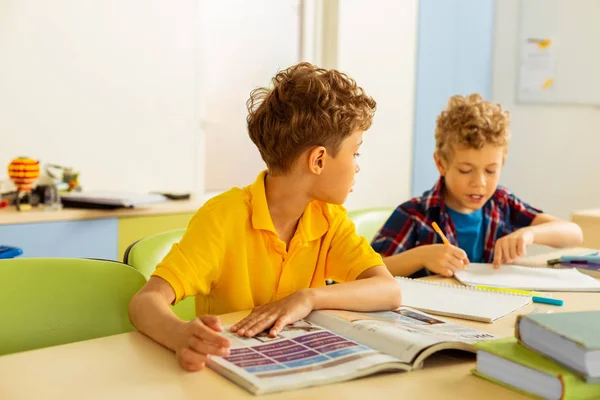 Netter netter Junge, der mit seinem Klassenkameraden spricht — Stockfoto