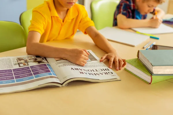 Top view of an English book on the desk — Stock Photo, Image