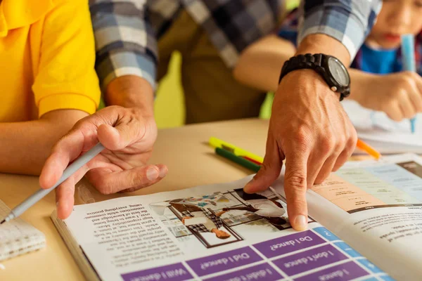 Nahaufnahme eines Lehrers, der mit dem Finger auf das Buch zeigt — Stockfoto