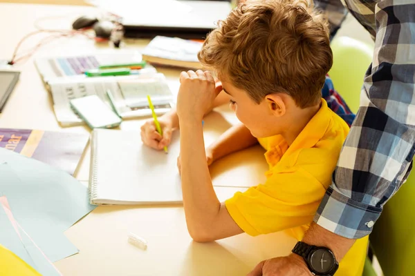 Netter intelligenter Junge denkt über die Übung nach — Stockfoto