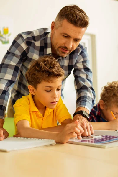 Inteligente barbudo agradable hombre conducir un lección — Foto de Stock