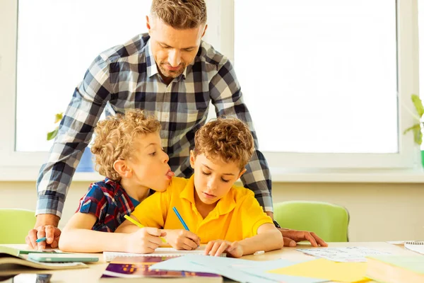 Schön junge blonde junge necken seine Klassenkamerad — Stockfoto