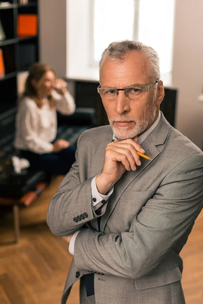 Beau psychothérapeute caucasien tranquille debout dans son bureau — Photo