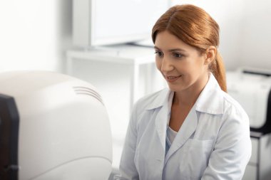 Güzel kızıl saçlı oftalmolog çalışırken iyi hissediyorum