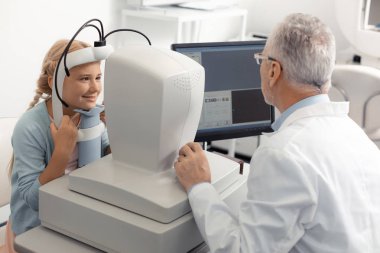 Göz uzmanı ziyaret ederken gülümseyen sarı saçlı sevimli kız