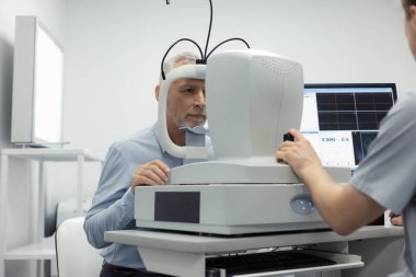 Gri saçlı işadamı işten sonra özel kliniği ziyaret etti