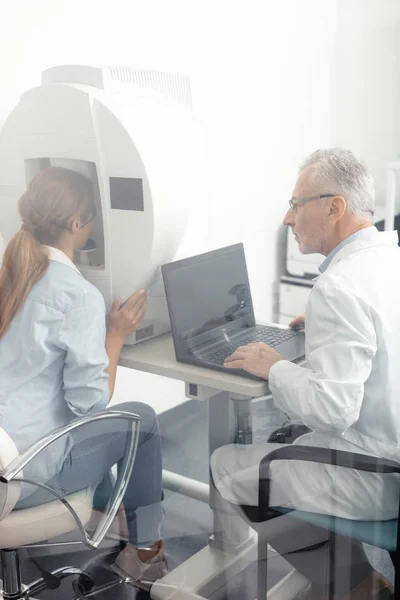 Médico usando tecnologia moderna para exame ocular — Fotografia de Stock