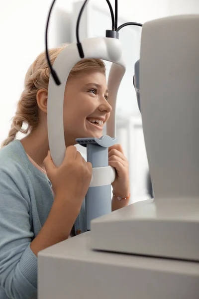 Chica sintiéndose alegre mientras tiene consulta oftalmólogo — Foto de Stock