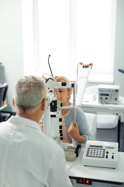 Eye Doctor Consulting schattig meisje in lichte ruime kamer — Stockfoto