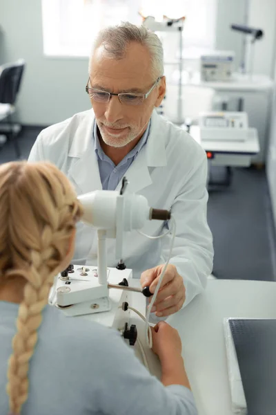 Menina loira visitando oftalmologista se sentindo bem — Fotografia de Stock