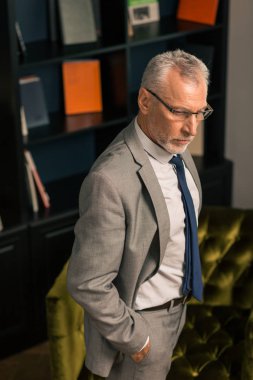 Cebinde bir el ile duran adam