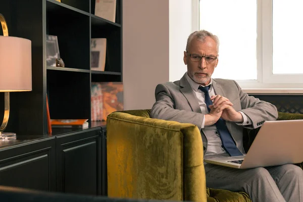 Átgondolt kaukázusi stílusos Senior Man ül az irodájában — Stock Fotó