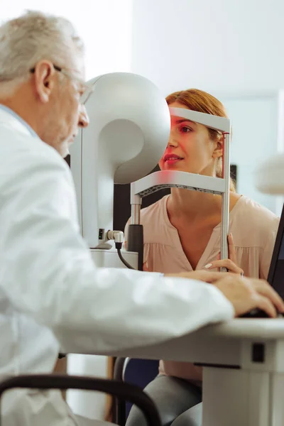 Eye specialist using modern technology for eye examination — Stock Photo, Image