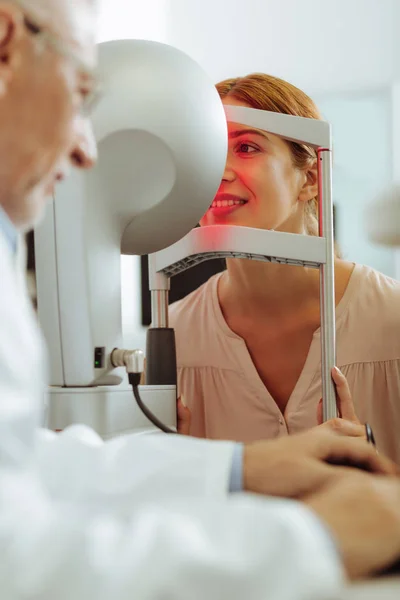 Donna che si sente gioioso mentre si gode il tempo in clinica occhio privato — Foto Stock