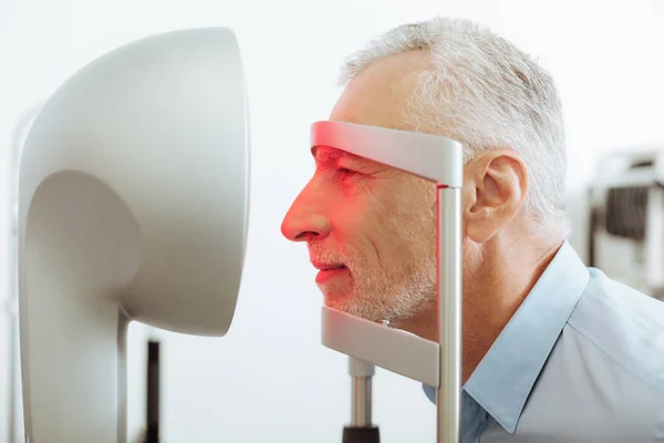 Man visiting his ophthalmologist in the morning — Stock Photo, Image