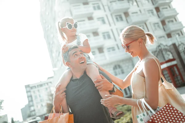 Allegro uomo che cammina con sua figlia e sua moglie . — Foto Stock