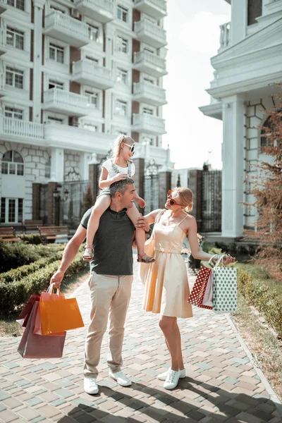 夫婦とその子供は買い物の後に家に帰る. — ストック写真
