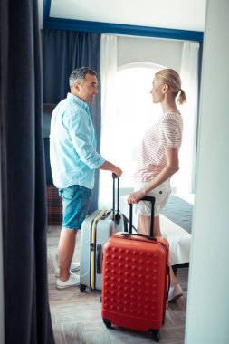 Evli çift evlerine terk edecek.