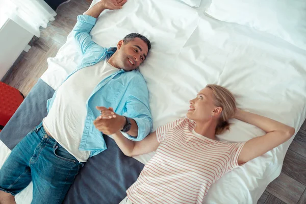 Esposo y esposa siendo felices relajándose juntos . — Foto de Stock