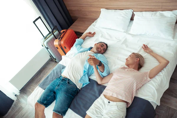 Liefdevolle paar leggen in een hotel Bed. — Stockfoto