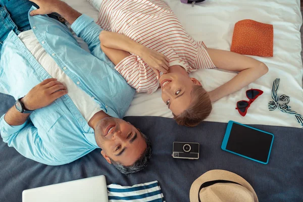 Happy couple slowly unpacking their holiday things. — Stock Photo, Image