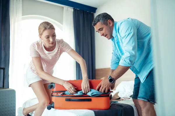 Marito e moglie cercano di chiudere la valigia . — Foto Stock