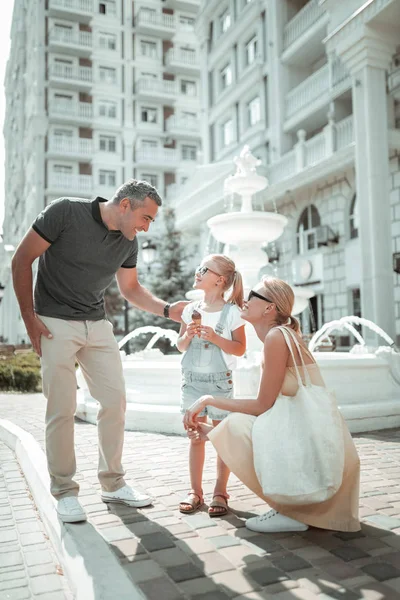 Married couple walking with their little daughter. — Stock Photo, Image