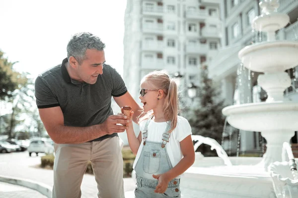 Happy little girl walking with her dad. — Stock Photo, Image