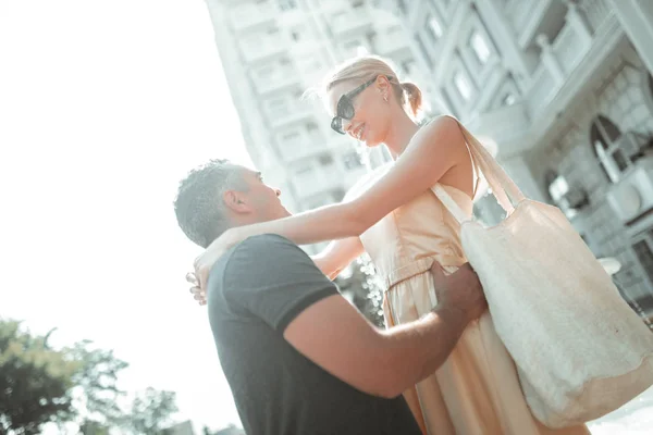 Man en vrouw knuffelen elkaar en glimlachend. — Stockfoto