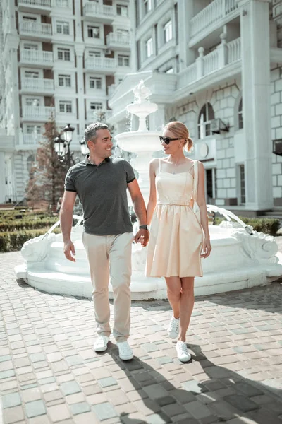 愛するカップルが町を散歩. — ストック写真