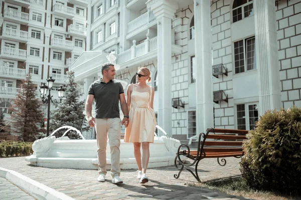 Man en vrouw gaan voor een wandeling. — Stockfoto