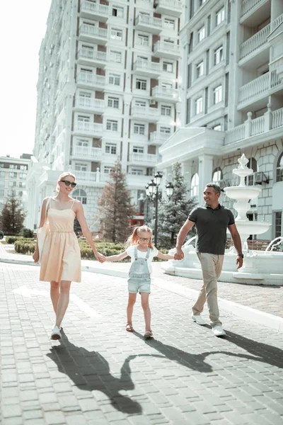 Happy family walking on their way to the downtown. — Stock Photo, Image