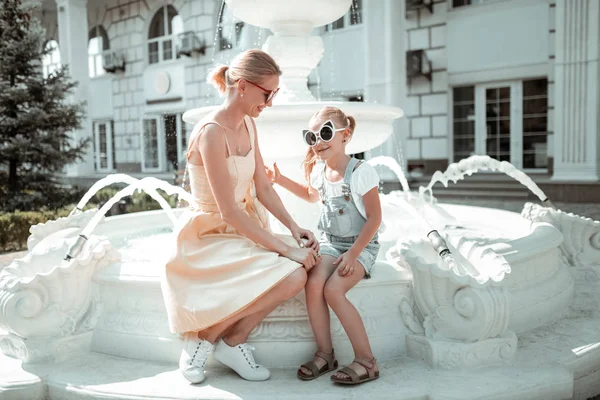 Niña pasando tiempo con su madre . —  Fotos de Stock