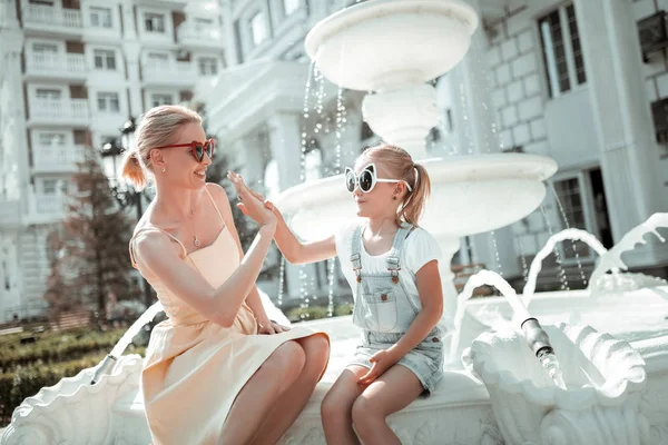 Bambina dando un alto cinque a sua madre . — Foto Stock