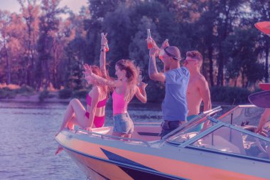 İki gülümseyen Genç çiftler bir tatil kruvazörü sürme
