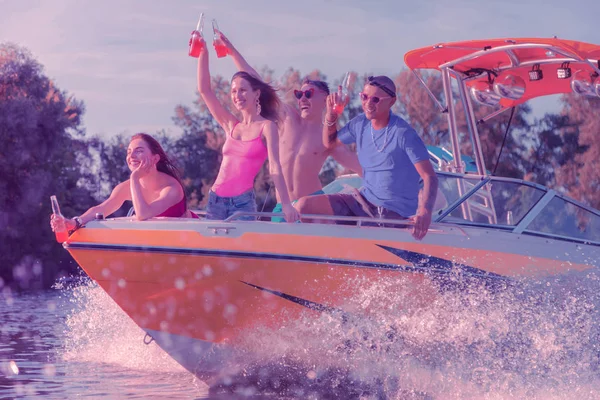 Des gens joyeux qui boivent des boissons gazeuses sur un yacht — Photo