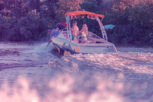 Kvinna som rider på en fritidsbåt med sina vänner — Stockfoto