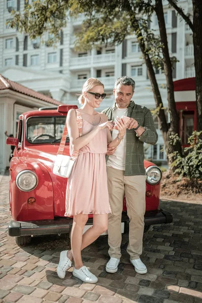 Casal alegre usando um smartphone juntos . — Fotografia de Stock