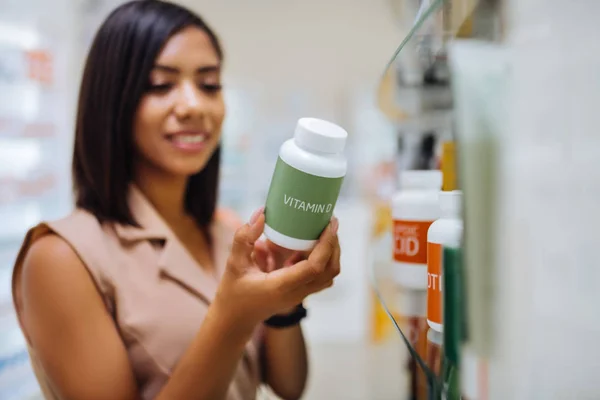 Fotografía enfocada en la mano femenina que sostiene la botella de plástico — Foto de Stock