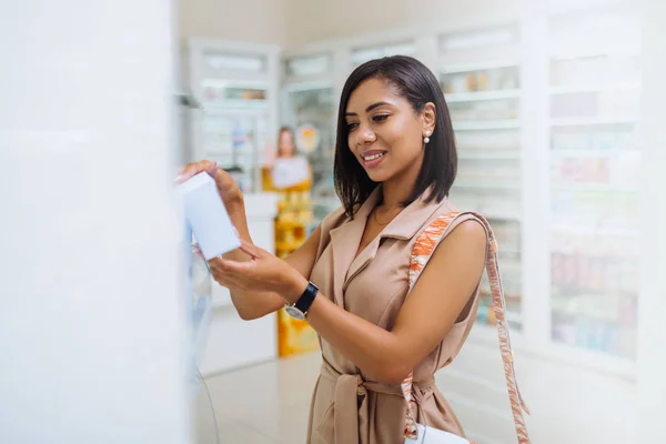 Encantadora chica internacional visitando la moderna farmacia — Foto de Stock