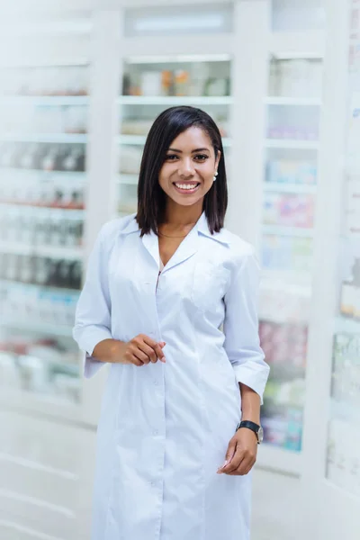 Glada internationella kvinnliga arbetar i Drug Store — Stockfoto